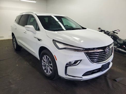 Used 2023 Buick Enclave Essence AWD/4WD image 3