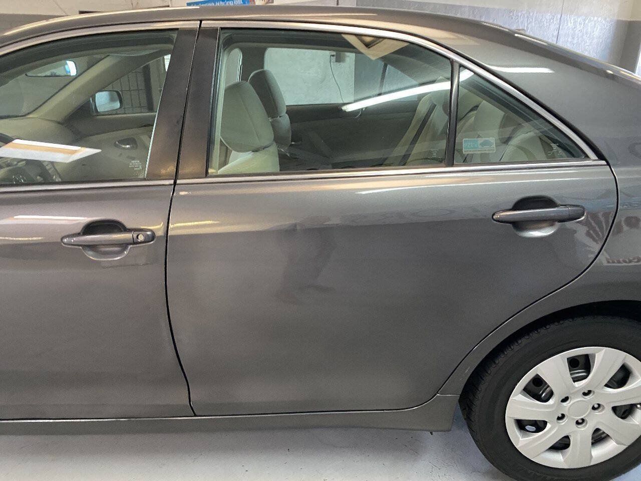 Used 2011 Toyota Camry LE FWD image 19