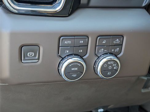 Used 2024 GMC Sierra 2500 Denali w/ Denali Reserve Package AWD/4WD image 25