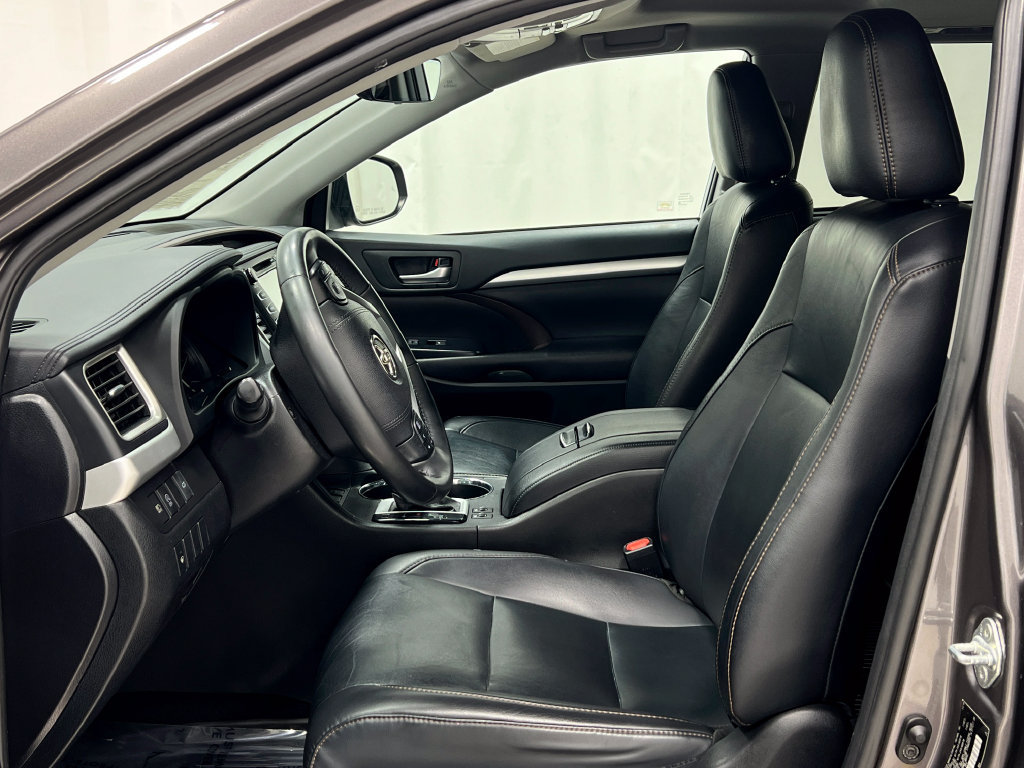 Used 2019 Toyota Highlander XLE AWD/4WD image 14