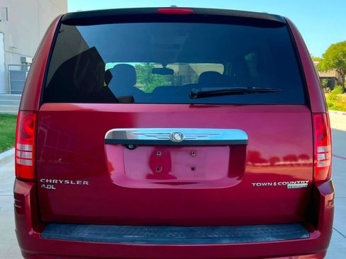 Used 2010 Chrysler Town & Country Touring Plus w/ Safetytec Group FWD image 10