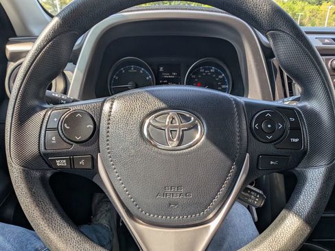 Used 2018 Toyota RAV4 LE AWD/4WD image 22
