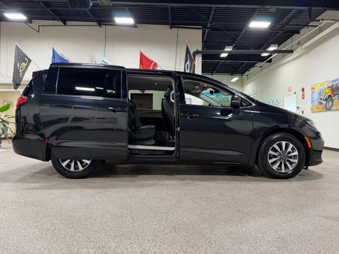 Used 2023 Chrysler Pacifica Touring-L FWD image 22