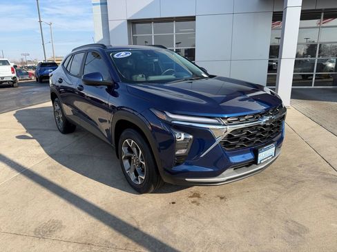 Certified 2024 Chevrolet Trax LT w/ Driver Confidence Package image 1