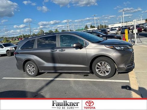 Used 2024 Toyota Sienna XLE AWD/4WD image 5