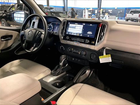 Used 2025 Nissan Frontier SV image 14
