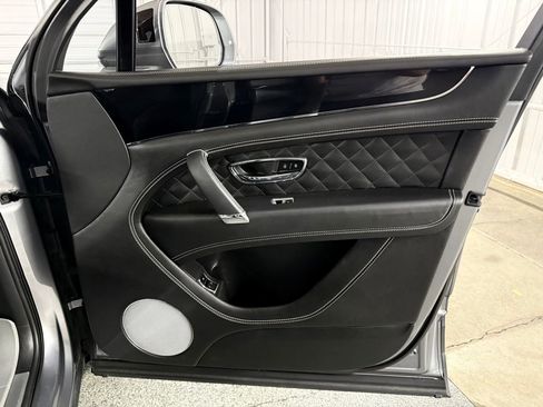Used 2017 Bentley Bentayga AWD/4WD image 31