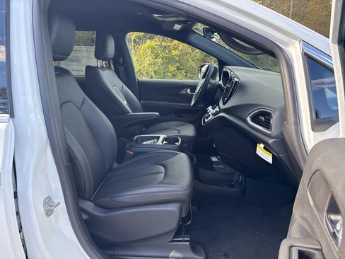 New 2026 Chrysler Voyager LX image 7