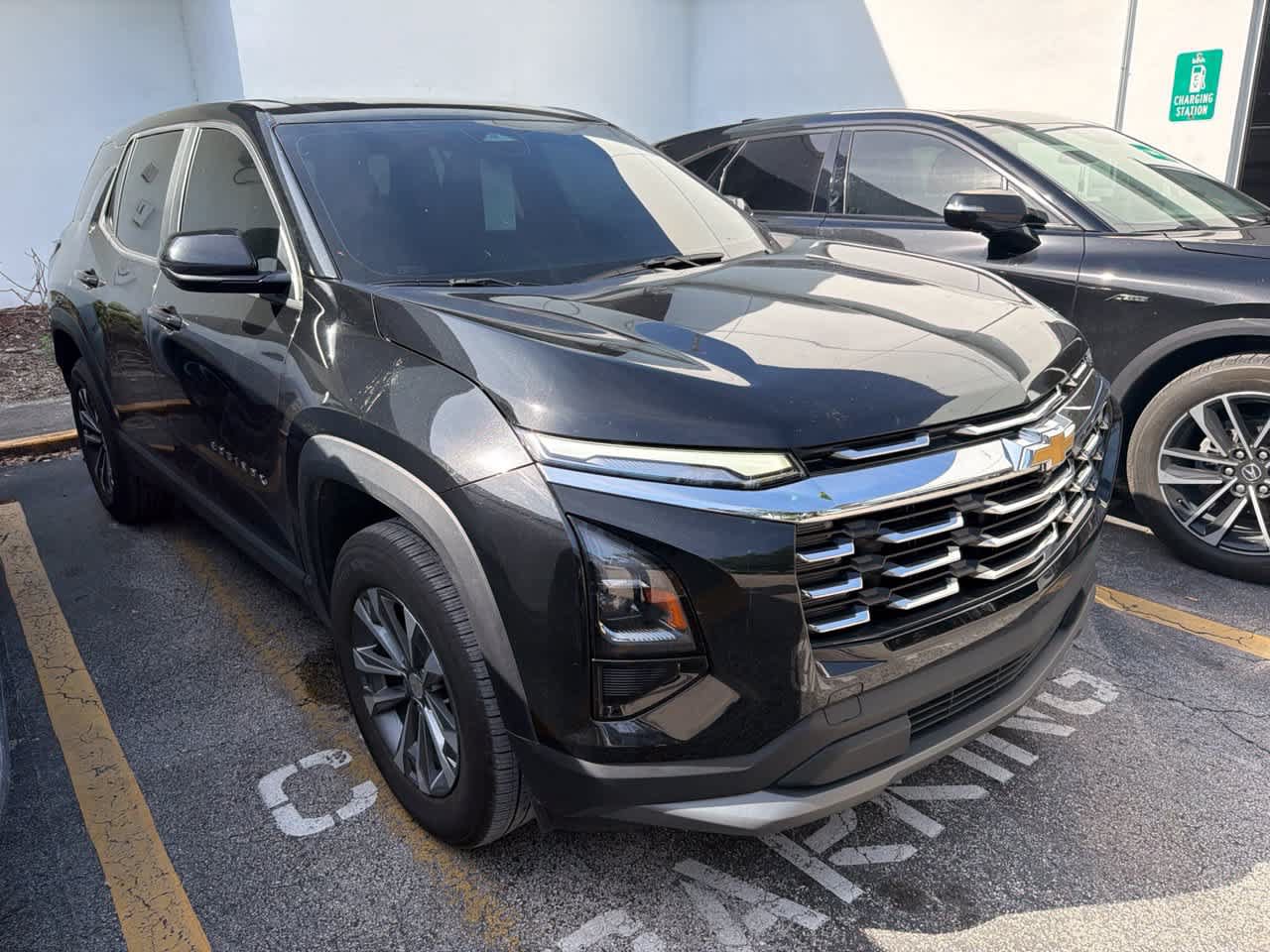 Used 2025 Chevrolet Equinox LT FWD image 2