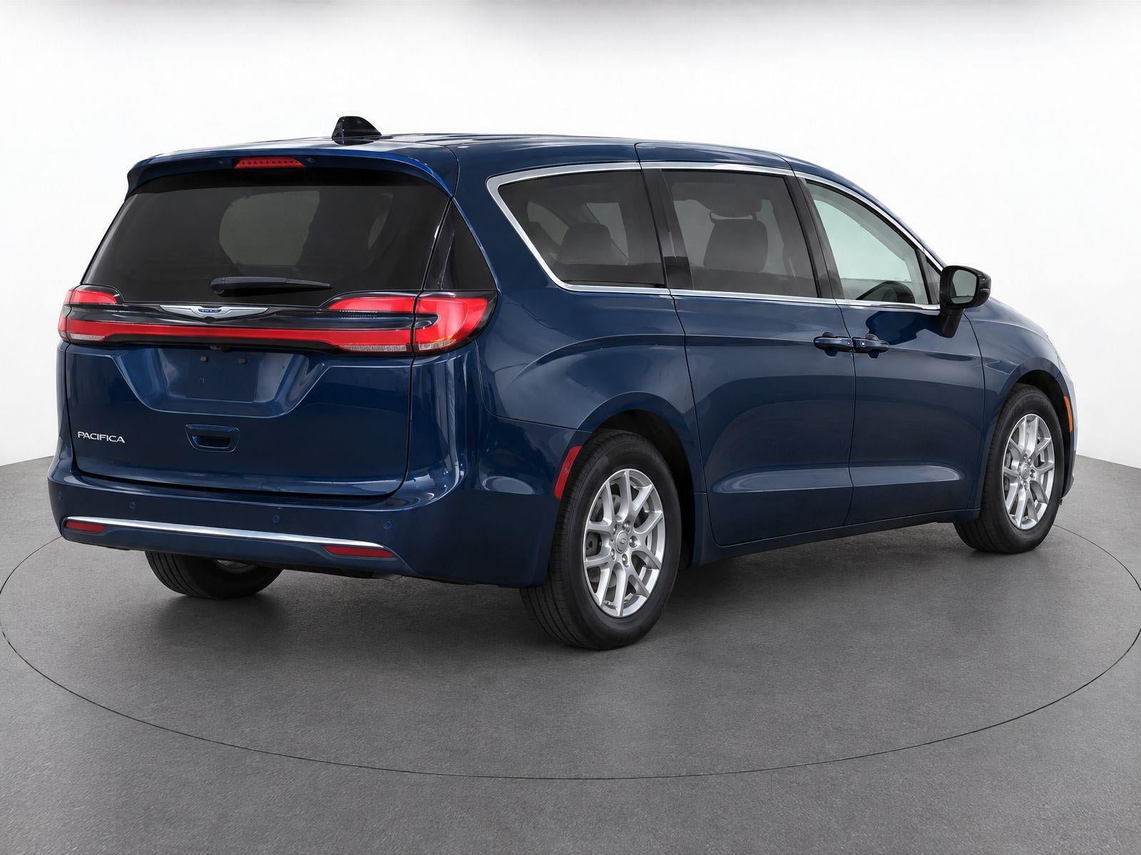 Used 2024 Chrysler Pacifica Touring-L FWD image 6