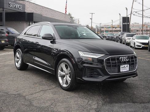 Used 2023 Audi Q8 Premium image 2
