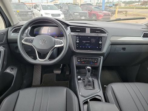 Used 2024 Volkswagen Tiguan SE FWD image 11