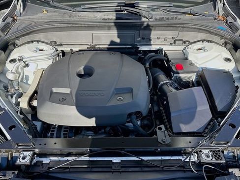 Used 2021 Volvo XC60 T5 Momentum image 32