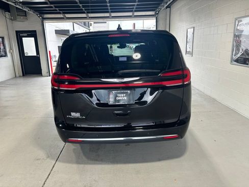 Used 2024 Chrysler Pacifica Touring-L FWD image 5