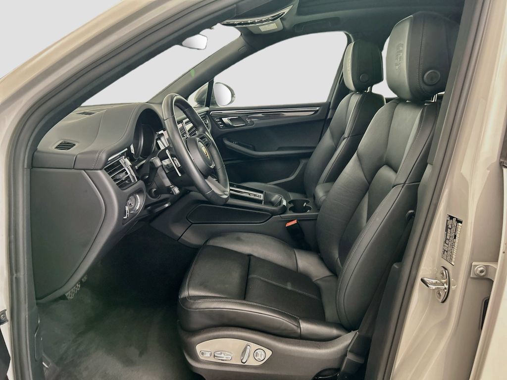 Certified 2025 Porsche Macan Turbo AWD/4WD image 5