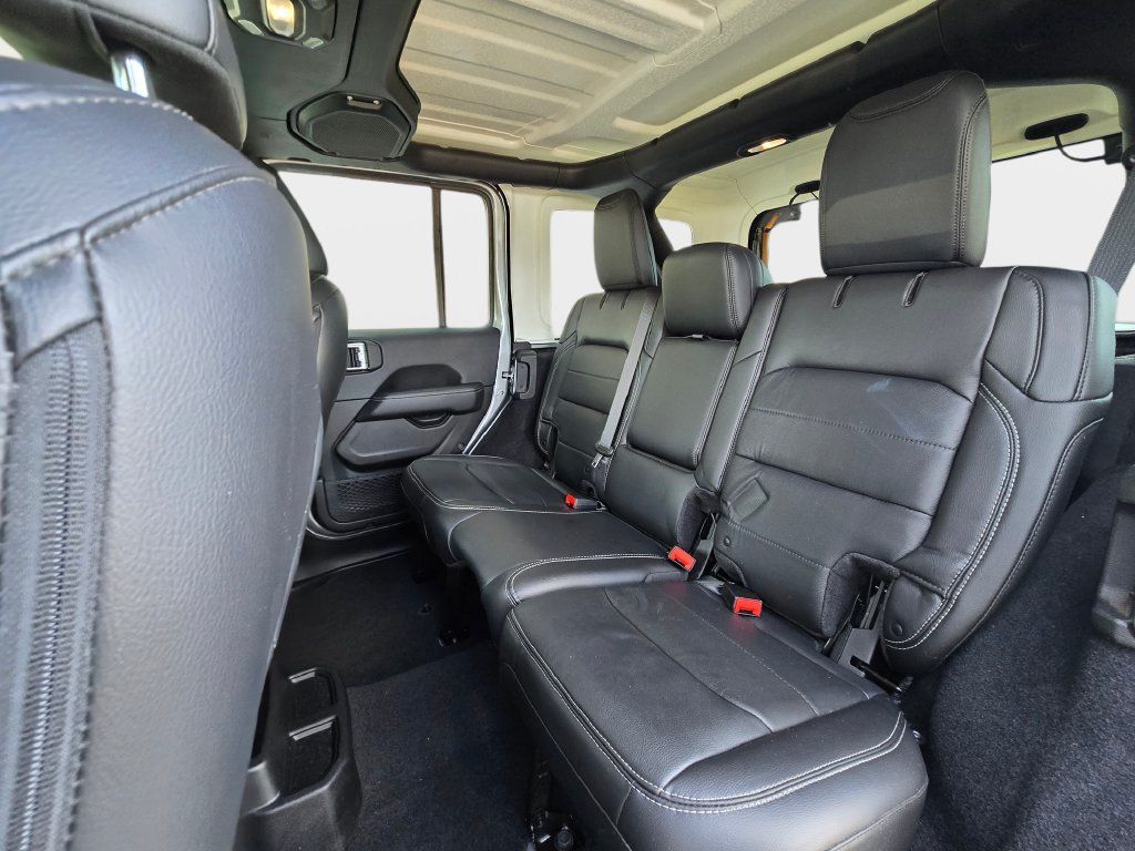 Used 2018 Jeep Wrangler Unlimited Sahara AWD/4WD image 17