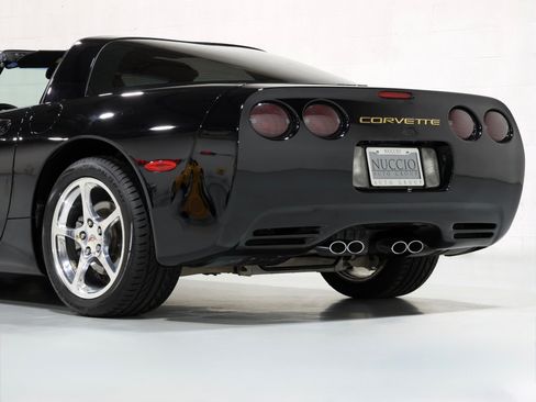 Used 2004 Chevrolet Corvette Coupe w/ Roof Package RWD image 35