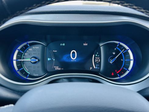 Used 2023 Chrysler Pacifica Touring-L w/ S Appearance Package image 19