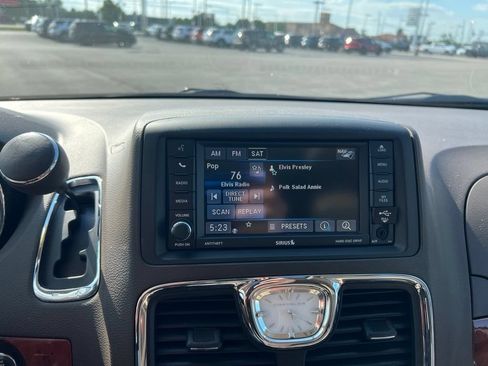 Used 2013 Chrysler Town & Country Touring-L w/ Driver Convenience Group FWD image 18