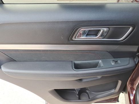 Used 2019 Ford Explorer XLT w/ Equipment Group 202A image 8