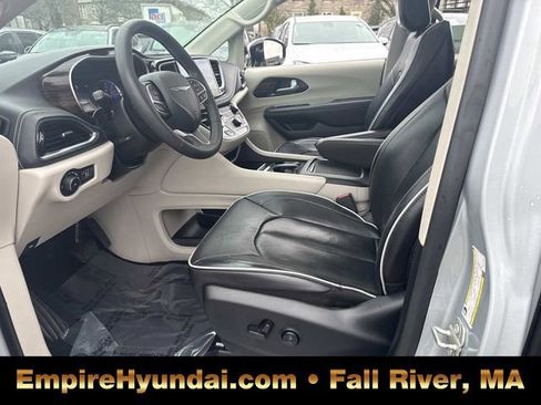 Used 2023 Chrysler Pacifica Limited FWD image 19