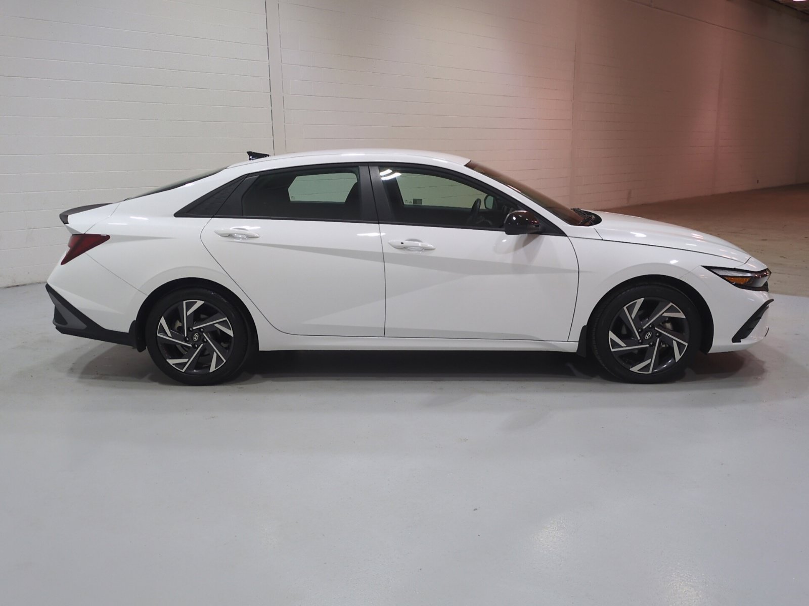 Used 2025 Hyundai Elantra Sport FWD image 2