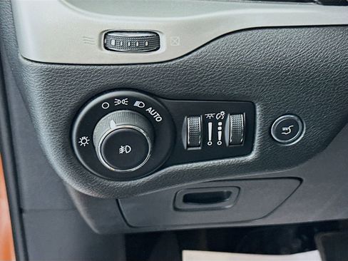 Used 2015 Jeep Cherokee Trailhawk w/ Comfort/Convenience Group AWD/4WD image 10