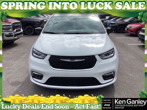 New 2026 Chrysler Pacifica Select image 2