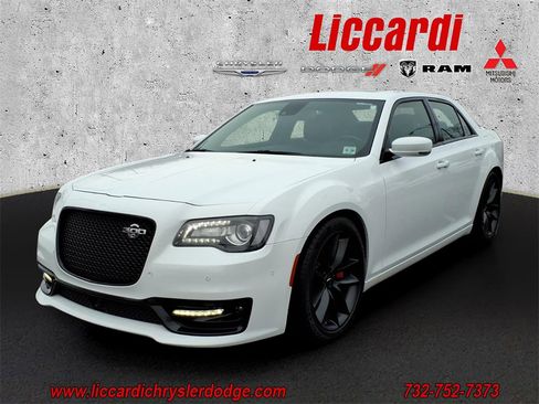 Used 2023 Chrysler 300 C image 3