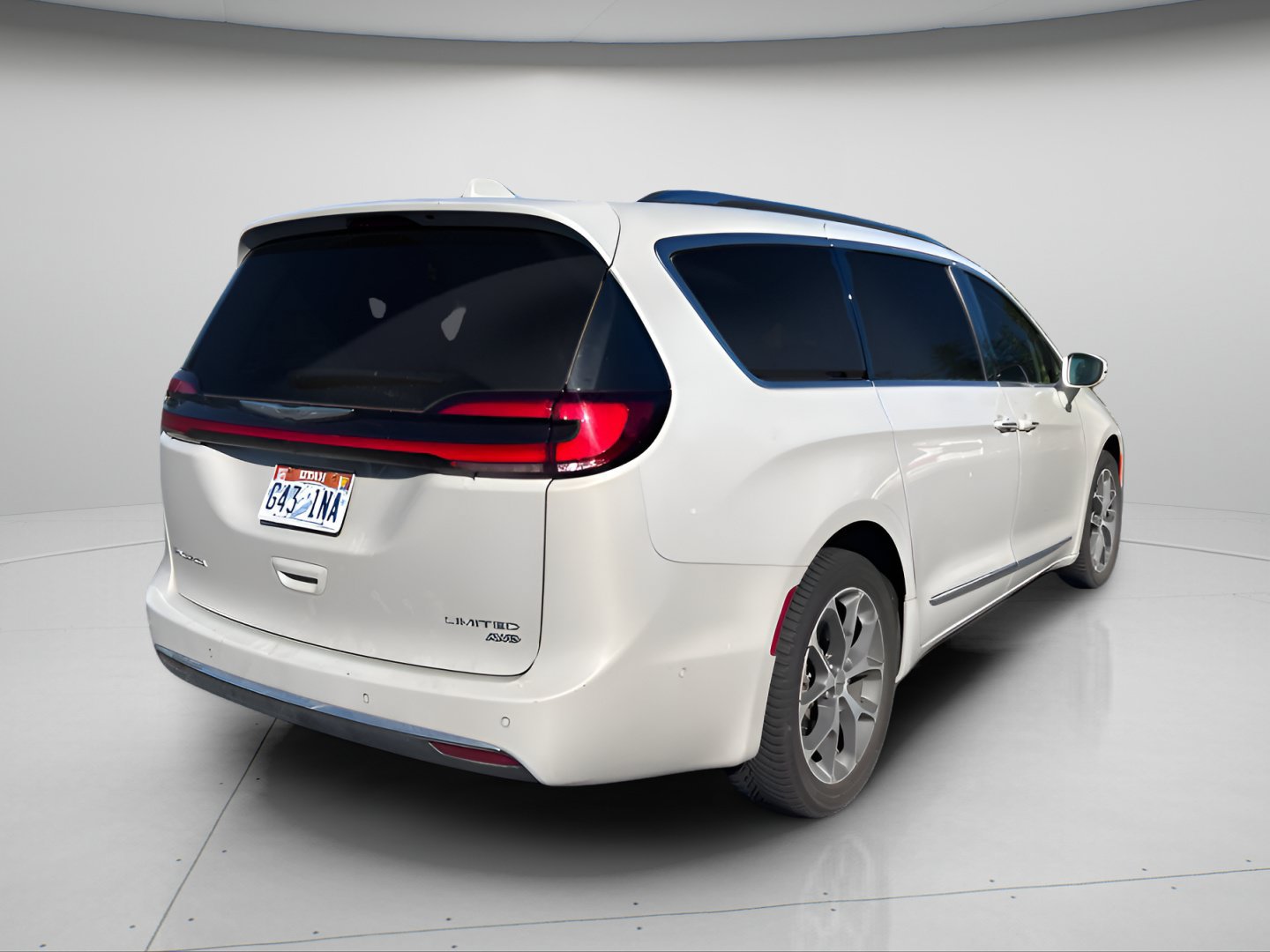 Used 2021 Chrysler Pacifica Limited w/ Uconnect Theater Family Group AWD/4WD image 5