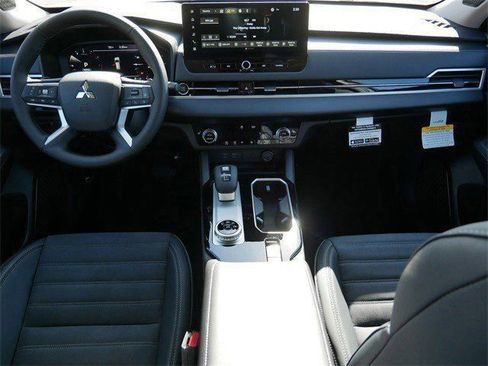 New 2026 Mitsubishi Outlander SE image 7