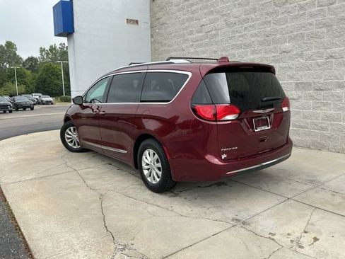 Used 2018 Chrysler Pacifica Touring-L Plus FWD image 10