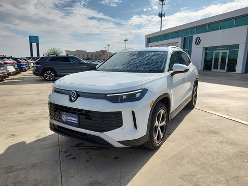 New 2025 Volkswagen Tiguan SE image 3