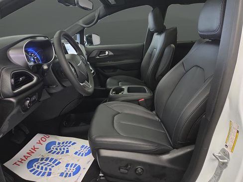 New 2026 Chrysler Pacifica Select image 4