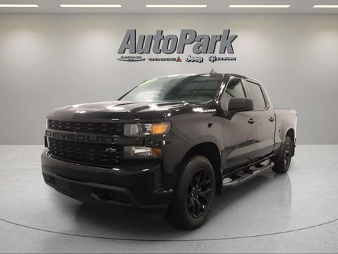 Used 2020 Chevrolet Silverado 1500 Custom w/ Custom Value Package AWD/4WD image 3