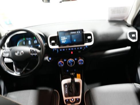 Used 2023 Hyundai Venue Limited image 17