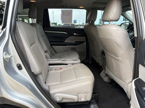 Used 2019 Toyota Highlander Limited FWD image 15