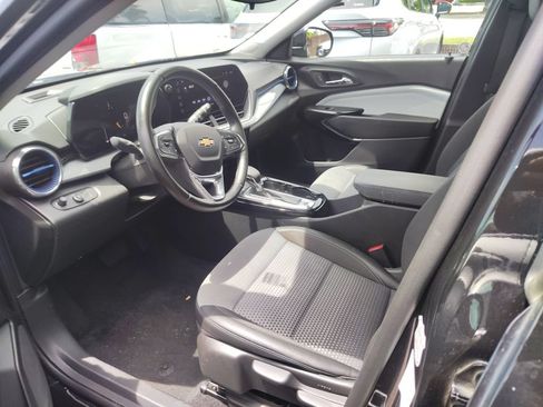 Used 2025 Chevrolet Trax LT w/ LT Convenience Package FWD image 6