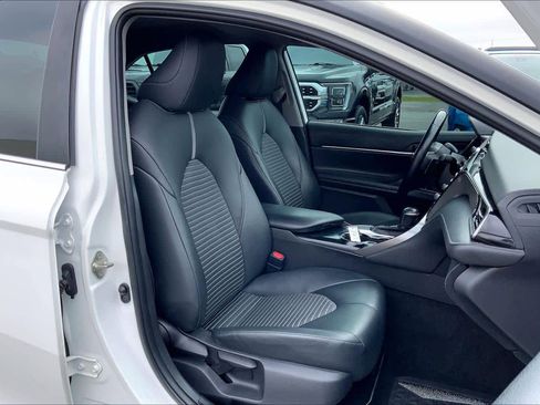 Used 2019 Toyota Camry SE w/ Convenience Package image 9
