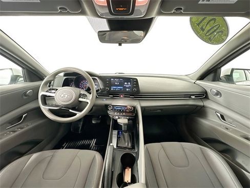 Used 2021 Hyundai Elantra SEL image 3