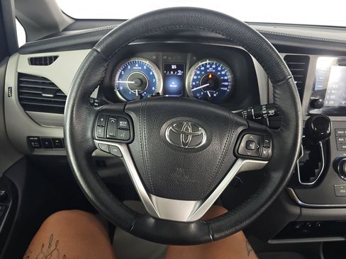 Used 2017 Toyota Sienna XLE w/ XLE Navigation Package FWD image 11