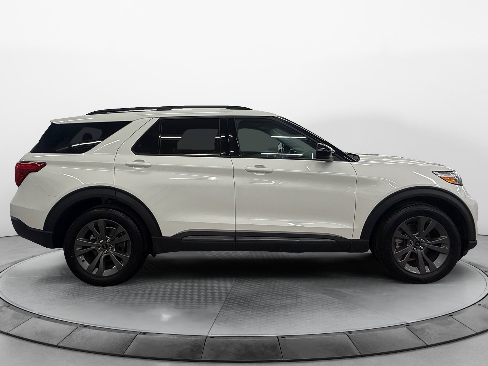 Used 2022 Ford Explorer XLT w/ Equipment Group 202A AWD/4WD image 2