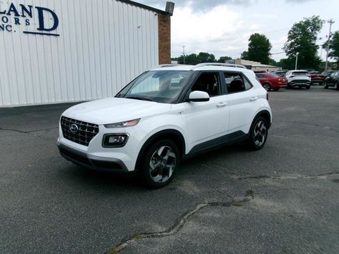 Used 2025 Hyundai Venue SEL FWD image 2