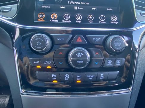 Used 2021 Jeep Grand Cherokee Laredo X image 19