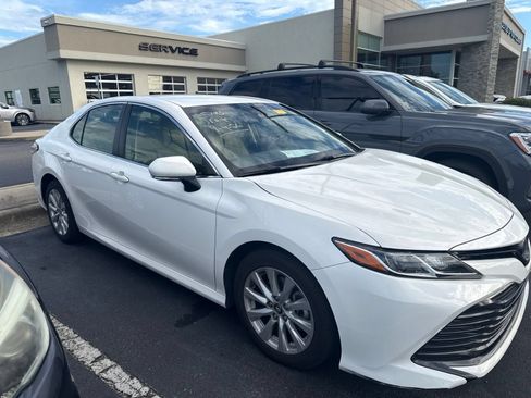 Used 2018 Toyota Camry LE w/ Convenience Package FWD image 1