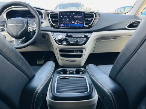 Used 2023 Chrysler Pacifica Touring-L image 25