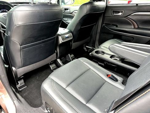 Used 2018 Toyota Highlander Limited FWD image 17