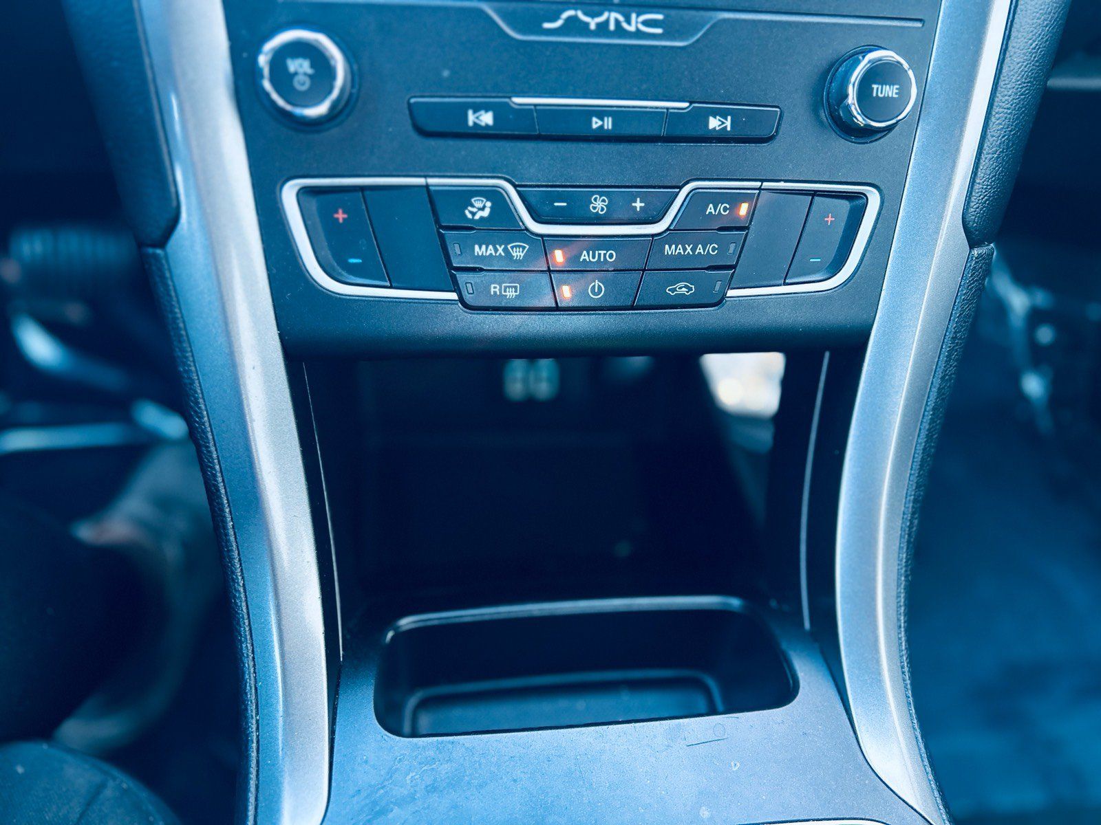 Used 2020 Ford Fusion SE FWD image 19