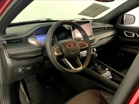 Used 2025 Jeep Compass Trailhawk image 14