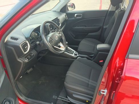Used 2025 Hyundai Venue SEL image 3